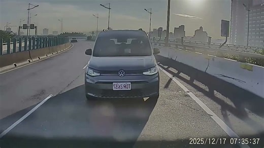 Speeding car rear-ends van and hatchback on Taiwan highway
