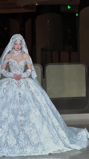 ✨🔥Mau kamu juga merasakan mengenakan gaun pengantin cantik hanya dengan foto milikmu sendiri?👰‍♀️ Efek gaun pengantin yang sedang viral ini sangat cantik dan sangat mudah dibuat!💍 Kamu tidak perlu pakaian mahal atau melakukan pemotretan pernikahan sungguhan📸 Hanya butuh satu foto dirimu untuk melihat betapa cantiknya kamu saat mengenakan gaun pengantin!🥰 Cukup ikuti langkah-langkah di video dan coba template AI ini✅ Buat video pernikahan cantik milikmu sendiri sekarang!🎊 Bagikan juga ke te