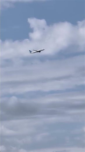 JetBlue Airbus A220-300 Takeoff