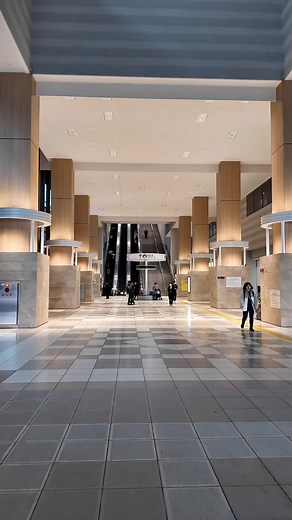 横浜市は神奈川県に位置する都市で、人口は約377万人です。横浜市には、みなとみらい21、横浜中華街、山下公園、横浜スタジアム、ランドマークタワー、八景島シーパラダイスなど、多くの観光スポットがあります。青葉区、旭区、泉区、磯子区、神奈川区、金沢区、港南区、港北区 、栄区、瀬谷区、都筑区、鶴見区、戸塚区、中区 、西区、保土ケ谷区、緑区、南区の18の行政区があります。 #横浜市 #横浜 #Yokohama #yokohamajapan #よこはま #横濱 #横浜散歩 #yokohamacity #横浜を歩く #神奈川県横浜市 #横浜市営地下鉄 #港北ニュータウン #センター南駅 #センター南 #都筑区 #横浜市都筑区 #ブルーライン