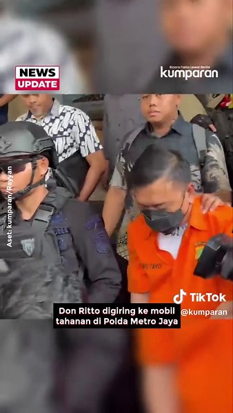 Polda Metro Jaya menyerahkan tersangka kasus penanganan dugaan korupsi PT ASABRI, Don Ritto, beserta sejumlah barang bukti seperti emas 74 kg hingga uang ke Kejaksaan Agung pada Jumat (17/7) siang ini. Pantauan kumparan di lokasi, mobil tahanan Polda Metro Jaya yang membawa Don Ritto beserta sejumlah barang bukti itu tiba di Kejagung sekitar pukul 14.15 WIB. Jarak gedung kedua institusi hukum ini sekitar 3 km. Begitu sampai, Don Ritto yang mengenakan baju tahanan Polda Metro Jaya berwarna oranye