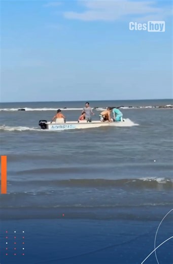 Corrientes Hoy on Instagram: "🔴 MOMENTO EN QUE LE HICIERON RCP AL JOVEN QUE FALLECIÓ TRAS EL METEOTSUNAMI FATAL 🌊 La fuerte crecida del mar en el municipio vecino de Mar Chiquita dejó como saldo el fallecimiento de un hombre de 29 años. 👤 Se trataba de Yair Amir Manno Núñez, un destacado jinete de caballos endurance marplatense que vivía en Francia pero que había regresado de vacaciones. 👉 Según detalló un testigo del hecho, diversas personas se encontraban pescando con el agua a la altura d
