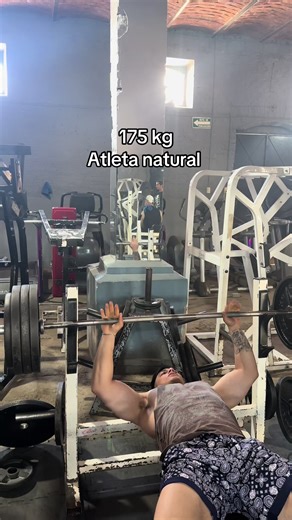 Progresando makinas 💪 #gym #chest #benchpress #bulking #goviral | bench press