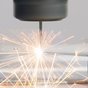 Spark erosion: Detailed view, simple machinery