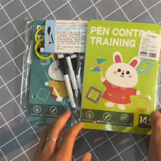 Le cahier magique TraceMagic est parfait pour les enfants qui veulent apprendre à bien écrire tout en s’amusant ! Chaque page s’efface automatiquement, ce qui permet de recommencer autant de fois que nécessaire. Idéal pour l’écriture, les calculs et le dessin. Réutilisable, propre et écologique ! Convient dès 1 ans. | Essomestore - TraceMagic