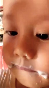 スプーンの使い方を学ぶ。頑張りましょう！