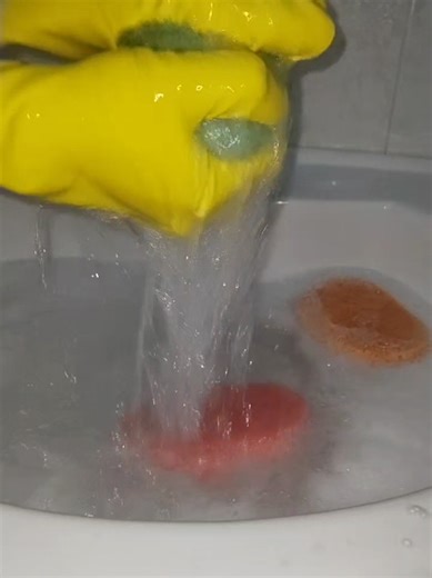 Complete rinse (for lovers of watery squeezes go to 4:40😏) #fyp #viral #spongesqueezes #cleantok #waterysqueezes💦