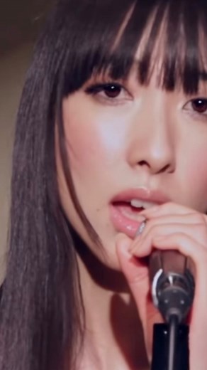 彦坂 桜  美脚スペシャリスト on Instagram: "YouTube『Feeling Good Sakura Hikosaka』 Photo. 根本 勝利 Pf&Arr. 荒井 司海 Vo. 彦坂 桜 キラキラとしたピアノの音色✨ さらさらパッツンヘアーもなんだか新鮮。"