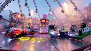 Just how cool is Deca-Dance? 😎 It's definitely up there as one of Europes best presented travelling rides! You're always guaranteed a great show whenever you come across this awesome HUSS Break Dance at a funfair in Belgium 😍 I've lost count of how many times I've seen it now, but it still never ceases to amaze me with just how stunning it is! The lighting, fire, smoke, speakers and DJ booth all come together to create an amazing package 💕 And being able to stand-up whilst riding is always a 