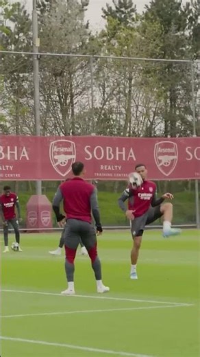 Gabriel on target in heading practice 🎯 (via Arsenal/YouTube)