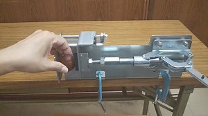 ●切れ目を入れる機械 圧力釜で焼栗を焼く前、面倒なのが切れ目を入れる作業です。 この作業が簡単に行える装置をご案内します。 令和5年10月現在 この機械の販売は停止させて頂いております。 | 有限会社浦田商会