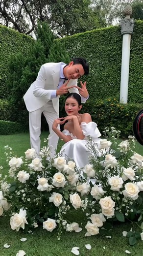 Lili Ng on Instagram: "프리웨딩 촬영 한 번 ✨📸 요즘 심플한 스타일 최고에요 🎀 #modeling #hcmc #chụpcưới #codau #호치민 ##베트남 #신부메이크업 #신부헤어 #신부드레스"