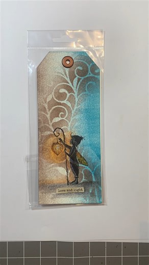 Mandy's Makes: How to brayer using Versafine Clair inks, adding detail with a stencil on a watercolour tag ✨ If you would like to find out which products were used to create this beautiful craft by Amanda, follow this link to our website - https://www.laviniastamps.com/how-to-brayer-with-a-stencil-on-a-watercolour-tag/ 💚 | Lavinia Stamps