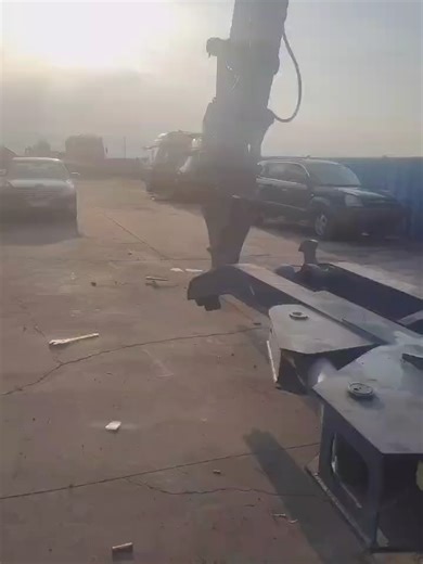 Application Scenarios of the Vehicle Dismantling and Compression Frame with Excavator Combination The vehicle dismantling and compression frame combined with excavators has extensive applications. It can be used in the scrapping process of decommissioned vehicles to cut body structures, facilitating subsequent waste material processing. Additionally, this combination proves crucial for redesigning and disassembling automotive components. Furthermore, it serves as an effective tool for metal recy