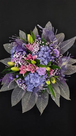 ✨ Et si le bonheur avait la forme d’un bouquet ? 💐 Aujourd’hui dans l’atelier, on plonge dans la magie des fleurs fraîches… Textures voluptueuses, nuances violettes & bleutées, touche rosée, et ce moment unique où tout prend vie entre les mains 🤍 Ce bouquet, c’est l’équilibre parfait entre élégance et douceur. Un instant suspendu… et un sourire qui dit tout ✨😊 Dites-moi en commentaire : plutôt team couleurs pastel ou bouquet 100% blanc ? 👇 Et si vous rêvez d’un bouquet sur-mesure, pour offri
