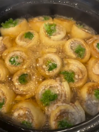 油揚げで簡単！豚えのき豆苗のあげ巻き鍋 油揚げで豚ロース・えのき・豆苗を巻いた、 見た目も可愛いロール鍋レシピ。 高たんぱくで野菜もしっかり摂れて、 ダイエット中でも満足感たっぷり。 寒い季節にぴったりの簡単ヘルシー鍋です。#DIY
