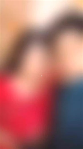 @99__shorts__ on Instagram: "日本利用压电瓷砖将脚步转化为电能。这些瓷砖捕捉来自你脚步的动能。当你行走时,你的重量和动作会对瓷砖产生压力。瓷砖会轻微弯曲,从而产生机械应力。瓷砖内部的压电材料将这种应力转化力电能。每一步都会产生少量电荷,而数百万步结合在一起就能产生足够的电力来驱动LED灯、数字显示屏和传感器。在像涩谷车站这样繁忙的地方,每天大约有240万个脚步为这一系统作出贡献。 这些电能可以被储存或立即使用,从而减少对传统电力来源的依赖, 并支持可持续的城市基础设施。 这种方法将日常运动转化为实用的可再生能源#日本#知识#事实..."