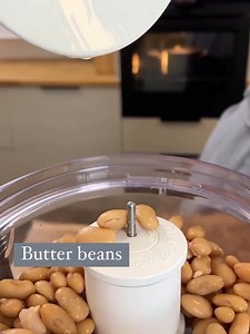 Bælgfrugt-klassikeren med et twist 😉🎉 Vi fejrer Bælgfrugtens Dag med en cremet og lækker hummus fyldt med artiskok, hvidløg og citron 🤩 Dog er de klassiske kikærter skiftet ud med butter beans! 🤭 Det var bare lækkert, kan vi røbe 😎 Og det allerbedste ved den er, at det kun tager 15 minutter at bikse sammen 🤪 | nemlig