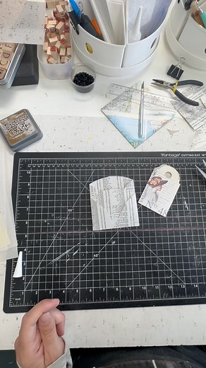 3.5K reactions · 48 comments | A little pocket tutorial using book pages! #junkjournal #junkjournaljunkies #junkjournalvintage #junkjournaling #papercrafting #junkjournalsupplies #journalmaking #scrapbooking | A House of Books | Facebook