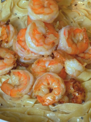 Fettuccine Cremoso con Camarones al Ajo Una pasta cremosa y directa al plato, nada de meal prep porque esto se disfruta al momento. Los camarones se doran en mantequilla, aceite de oliva y ajo. En el mismo sartén se construye la salsa con cebolla, crema de leche, caldo de pollo, sal, pimienta y orégano. Se integra la pasta, los camarones, un toque de perejil fresco y abundante queso parmesano para terminar. Comida real y sin complicaciones. #ManosAlSazon #PastaConCamarones #PastaCremosa #Recetas