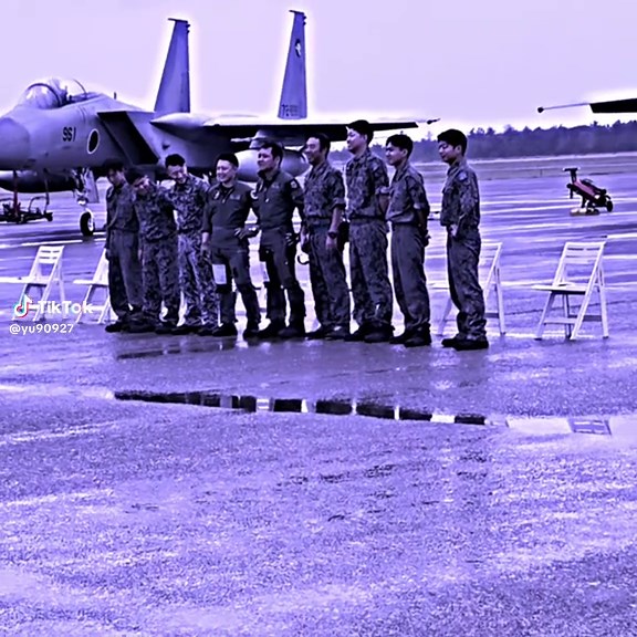 航空整備士の後ろ姿かっこよすぎる。憧れる仕事だ#航空自衛隊 #航空整備士