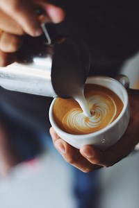 Café con leche: 5 pasos para prepararlo igual que en la panadería