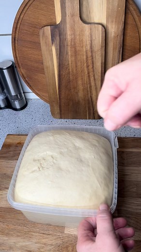 Der er bare noget magisk ved friskbagte berliner i december månede😋 hvert eneste år til jul bager jeg de her hjemmelavede berliner – som er super nemme at lave. Selve dejen kan sagtens laves uden røremaskine – du skal bare ælte den i hånden i ca. 10 minutter, til dejen er glat og ikke klister til fingerne Jeg fik 10 stk ud af denne opskrift Ingredienser: Alm neutral oile 10 g bageenzym kan tilsættes (men kan også undlades) 25 g gær 3 dl lunken mælk 2 spsk sukker 2 æg 1 tsk kardemomme 500-550 g 