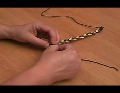 Lederarmband flechten - so geht's