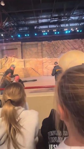 NEW VIDEO: Cast Member Knocked Down by Runaway Boulder Prop During Indiana Jones Epic Stunt Spectacular! Performance at Disney's Hollywood Studios (Walt Disney World) Reshared by @MattWallace888 You can find out more about the incident, which occurred yesterday, in this article: https://orlandothemeparkzone.com/2025/12/31/cast-member-knocked-down-by-runaway-boulder-prop-during-indiana-jones-epic-stunt-spectacular-performance/ #waltdisneyworldresort #waltdisneyworld #wdw #disneyworld #disneyholly
