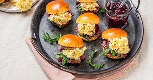 Mini burger à la tête de moine AOP, pastrami et confiture de cerises