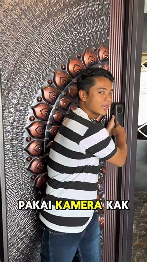 POV customer Gen Z kalo lagi dijelasin produk Fortress smart lock Titan, fokusnya kemana mana.