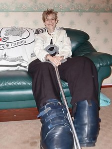 There are only 120 people in the world who have had to experience Proteus syndrome - a rare condition that causes body parts to grow very large.😧😵‍💫Among them was a strong and cheerful British woman. When she was born, her legs were bigger than usual, and they grew even more as she got older.😱🤐Now it’s even scary to look at her huge legs - she can no longer walk because of the weight of her legs.😓👉👉Check more photos in the top comment below⬇️⬇️⬇️⬇️ | Beauty of the World