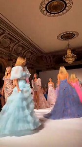 ¿Cuáles son los colores de moda para Primavera-Verano 2024? Los tonos pastel como el azul y rosa , las tonalidades tierra, así como el verde lima serán los protagonistas en las pasarelas de esta primavera-verano del 2024 💐. El más destacado, Sutilmente sensual, el Peach Fuzz 13-1023 es una tonalidad melocotón 🍑 que evoca sinceridad y ternura, y transmite un mensaje de cariño y de compartir, de comunidad y de colaboración. Es un tono cálido y reconfortante que estimula nuestro deseo de unión co