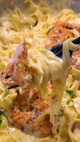 Lemon Garlic Salmon Pasta!