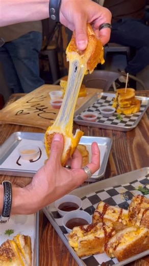 Mount Dora’s Christmas Marketplace is officially open and it has everything you need to feel the holiday magic!🎄✨❄️ 🍽️ Food Highlights • Smoky barbecue from @munchieslivebbq • Bold Mediterranean flavors from @beirutbites_ • Sweets from @sweetbitesbybeirutbites • Craft brews by @wolfbranchbrewing • Dessert favorites from @wafflesandcream1 • Wood fired pizza from @shadrachspizza with vegan options • Gooey grilled cheeses from @grilledcheesegallery also with vegan choices • Fresh and colorful pok