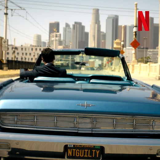 Après la mort suspecte d’un collègue, Michael Haller hérite de son cabinet d’avocat et de ses affaires en cours. Parmi elles, un dossier très médiatisé : un millionaire est jugé pour le meurtre de sa femme et de son amant. Mais prouver l'innocence d’un homme n’est jamais simple quand il faut démêler le vrai du faux. La série La Défense Lincoln, inspirée des romans de Michael Connelly, c’est déjà dispo. | Netflix