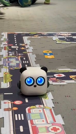 📍Unser neuer MakerSpace war unterwegs – mit spannenden Pop-up-Workshops rund um Robotik! 💡🤖 Vom 27. bis 30. Oktober besuchte der MakerSpace vier Filialen der Kreissparkasse in Mendig, Polch, Andernach und Mayen – jeweils mit einem Workshop für Kinder und Jugendliche zwischen 11 und 16 Jahren. 🏦✨ Organisiert wurde die Aktion von der FBS Mayen, welche auch die Leitung des MakerSpace übernehmen wird. Mit dabei: die Lernroboter mTiny und mBot. Die Teilnehmenden programmierten die kleinen Roboter