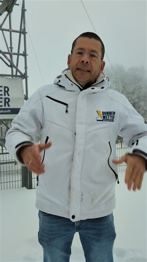#Blizzard-ähnliche Bedingungen am Freitag 🌨Heftige #Schneeverwehungen und massive Neuschneemengen vor allem in den Mittelgebirgen, aber auch im Norden und Osten - und am #Wochenende kommt eisig kalte Luft! ❄⚠️ Mehr im Video und auf donnerwetter.de! #Wetter #Schnee #Unwetter #Sturm #Wetterwarnung | Donnerwetter.de