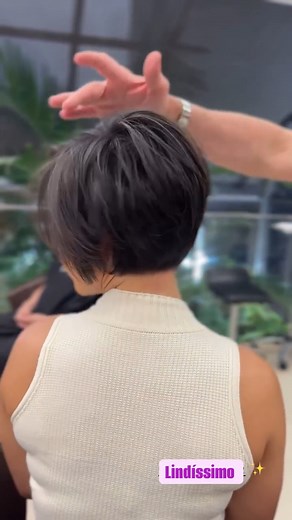 2.1M views · 10K reactions | Adaugă volum și stil cu acest bob scurt plin de viață! Perfect pentru un look modern și chic. ✨✂️ #bobscurt #bobcuvolum #coafurabob #parcuvolum #stil #frumusete #haircut #inspirație #shortbob #volumebob #bobhairstyle #chichaircut #hairstyle #beauty #style #hairinspo #modernbob | Tunsori la moda | Facebook