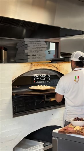 Authentic Italian Pizzeria in Midtown 🍕🍷🇮🇹 @omaggiopizzeria is a neighborhood staple and the fall items are absolutely incredible!!!!🍂🍁 One of my Top 5 Favorite Pizza Spots in Charlotte, hands down. 👨🏻‍🍳 Family-Owned & Operated by the Siragusa family. Daniel was raised in Rome, and the restaurant pays tribute to authentic Roman-style pizza culture right here in Midtown Charlotte. ❤️ The name Omaggio literally means “to pay homage” and they do exactly that through love, simplicity, and h
