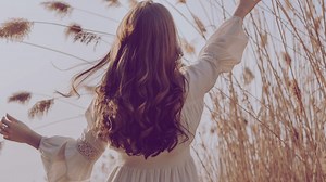 Haare von Schwarz auf Braun färben: So einfach gelingt's!