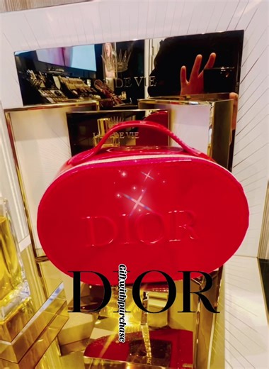 💋✨ Spend $200 or more at Dior and get the ultimate gift with purchase — a red Dior clutch/bag#diorbeautylovers and mini fragrances. Because luxury should come with a little extra love 💄🎁 Limited time only, so if you’ve been eyeing that fragrance or skincare now’s the time to treat yourself 💃 #DiorBeauty #GiftWithPurchase #LuxuryLife #DiorAddict