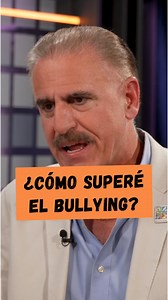 Crecer en Nueva York siendo alto y hablando español fue un desafío. Enfrenté bullying y soledad en la escuela, donde nadie más hablaba mi primer idioma. 🤕 Pero encontré consuelo donde menos lo esperaba: en los animales. 🐿️ Un día, un pequeño amigo peludo vino a comer de mi mano, ofreciéndome una mirada que parecía decir 'gracias'. Ahí supe que no estaba solo. #AmigosInesperados #DecálogoDelÉxito | Don Francisco TV