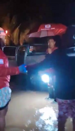 #TinoPH PRC Southern Leyte Chapter thru our Emergency Response Unit (ERU) and Red Cross 143 Volunteers responded to a call from our Volunteer in Guadalupe, Maasin City to a flooding incident (knee level and possible for increase its level in no time. Salute to our Volunteers for sharing their time in responding to the needs of our affected population. All families and individuals served transffered to dessignated evacuation area and relatives with high level story building. Great Job ERU Team! #