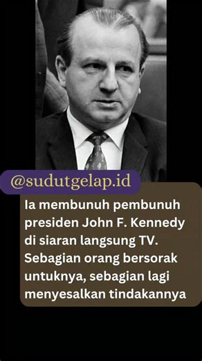 Sudut Gelap on Instagram: "Jack Ruby: Pahlawan Kesepian atau Pion dalam Permainan Besar? Dallas, 24 November 1963. Dunia masih dalam masa berkabung nasional setelah kematian John F. Kennedy. Di ruang bawah tanah markas polisi yang sesak, Lee Harvey Oswald, pria yang dituduh menarik pelatuk terhadap sang Presiden, sedang dikawal menuju penjara. Namun, di antara kerumunan wartawan dan lampu kamera, sesosok pria bertopi fedora muncul. Jack Ruby, seorang pemilik klub malam dengan catatan kriminal pa