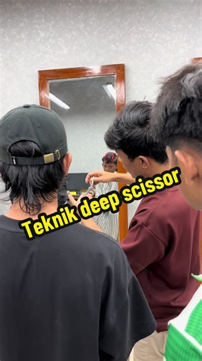 Teknik deep scissor . . . . Lokasi Outlet Barbershop kami: 📍BARBERPUTIHBP01JUWIRING 📍BARBERPUTIHBP02PAJANG 📍BARBERPUTIHBP03CEMANI 📍BARBERPUTIHBP04UMS Cek lokasi kami di maps. Berminat untuk kursus bisa di : 📍 BARBER PUTIH ACADEMY cek lokasi di maps. biaya basic cllas 2jt Biaya expert cllas 2,5jt instagram barber kami: @barberputihindonesia instagram academy kami: @barberputihacademy info lebih lanjut via whatshap: 082127002021 (admin) #barberputihacademy #kursusbarbershopklaten #kuruscukurk