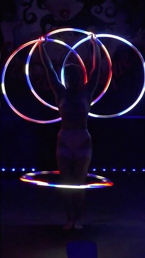 💫 When the lights drop, the stage ignites! Experience Hoopsy Daisy lighting up The Velvet Burlesque
