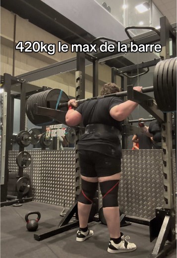 Le but de l’exercice est de tenir le plus longtemps possible avec une grosse charge pour « simuler » un yoke et travailler le gainage 🤙 Bientôt du squat sans les mains on continue le cirque 🤡