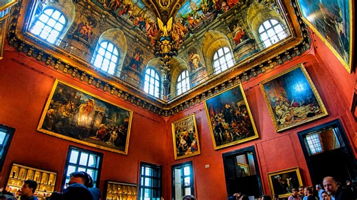 Walking through the world famous Louvre Museum (4K)