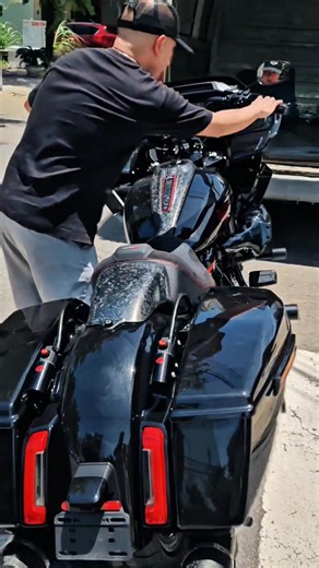 ✨✨ 𝗖𝗼𝗻𝗴𝗿𝗮𝘁𝘂𝗹𝗮𝘁𝗶𝗼𝗻𝘀 ✨✨ #Cvo #RoadglideST #Sold 💪🏼 Ai không chơi anh em tôi chơi 💪🏼 Bàn giao siêu phẩm - chiến mã Cvo Roadglide ST tới anh Huy Road Captain HOG Đà Nẵng Chapter . CVO Roadglide ST 2024 là chiếc Cvo nhập mỹ chính hãng cuối cùng tại Việt Nam và số lượng tại Việt Nam cực kì hiếm . Em Lân Harley Đà Nẵng 0906261092 chân thành cảm ơn Anh Huy đã tin tưởng và ủng hộ em Lân , kính chúc anh sức khỏe và vạn dặm bình an . Chúc mừng Ae H.O.G Đà Nẵng Chapter có siêu phẩm ❤️ 👉�